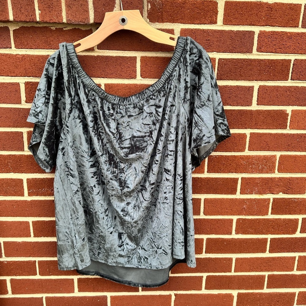 Knox Rose Holiday Top - Picture 2 of 3